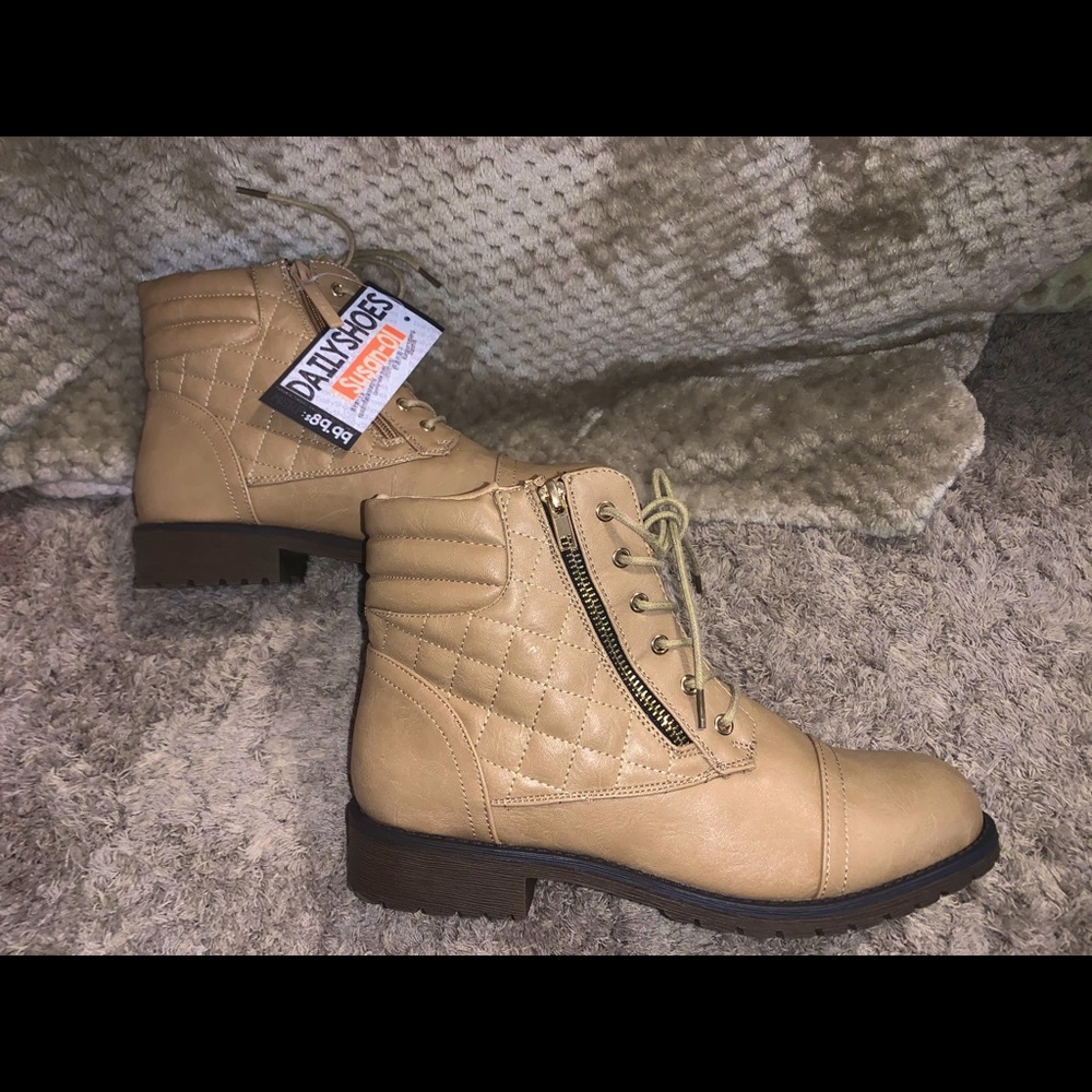 Ankle boot with credit card pocket!